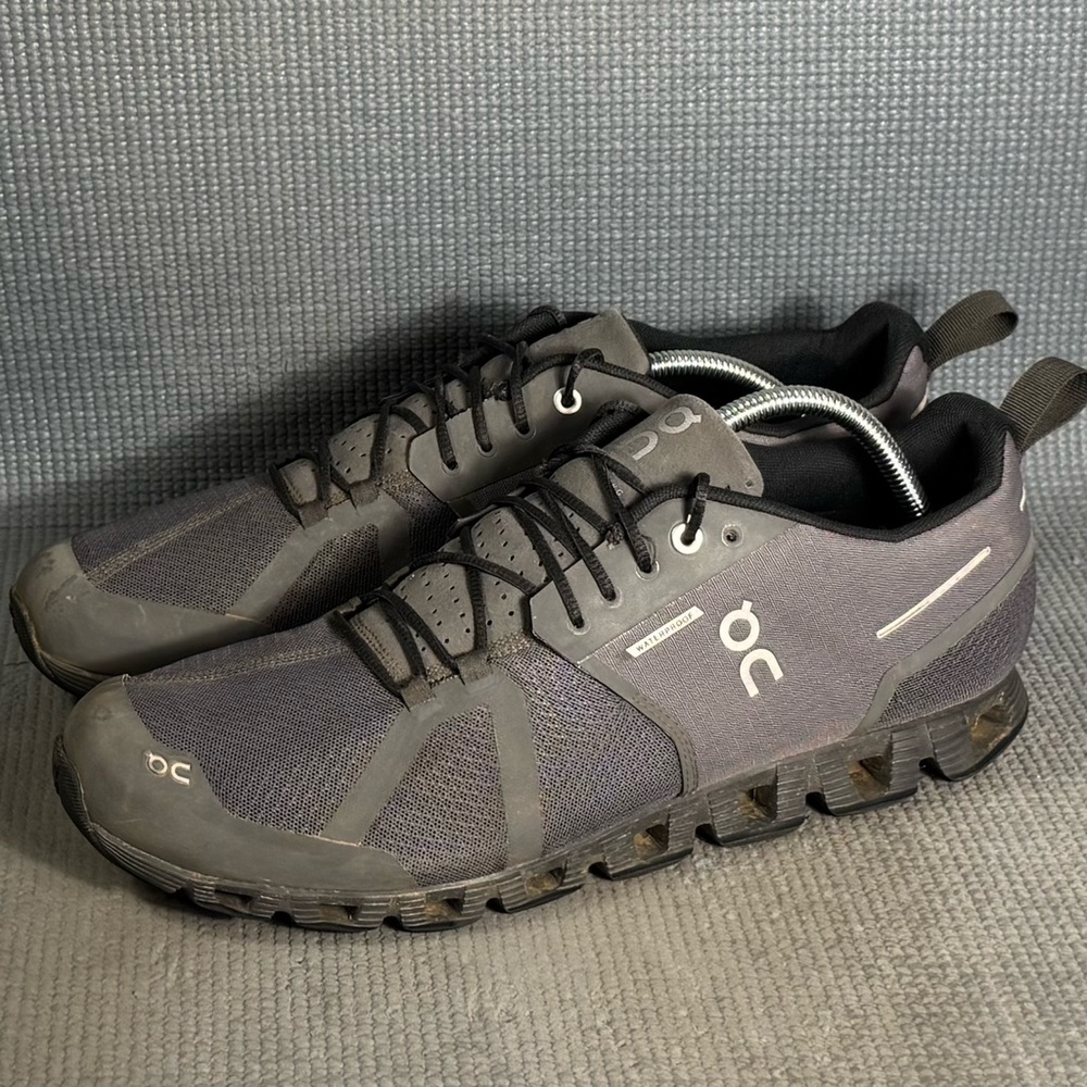 On Running Men's Athletic Shoes in Black and Gray
